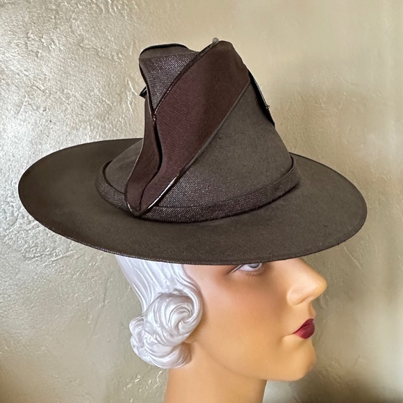 PRECIOUS 1940s' BROWN STRAW TILT FEDORA WITH BROWN VINYL EDGING - Picture 5 of 14